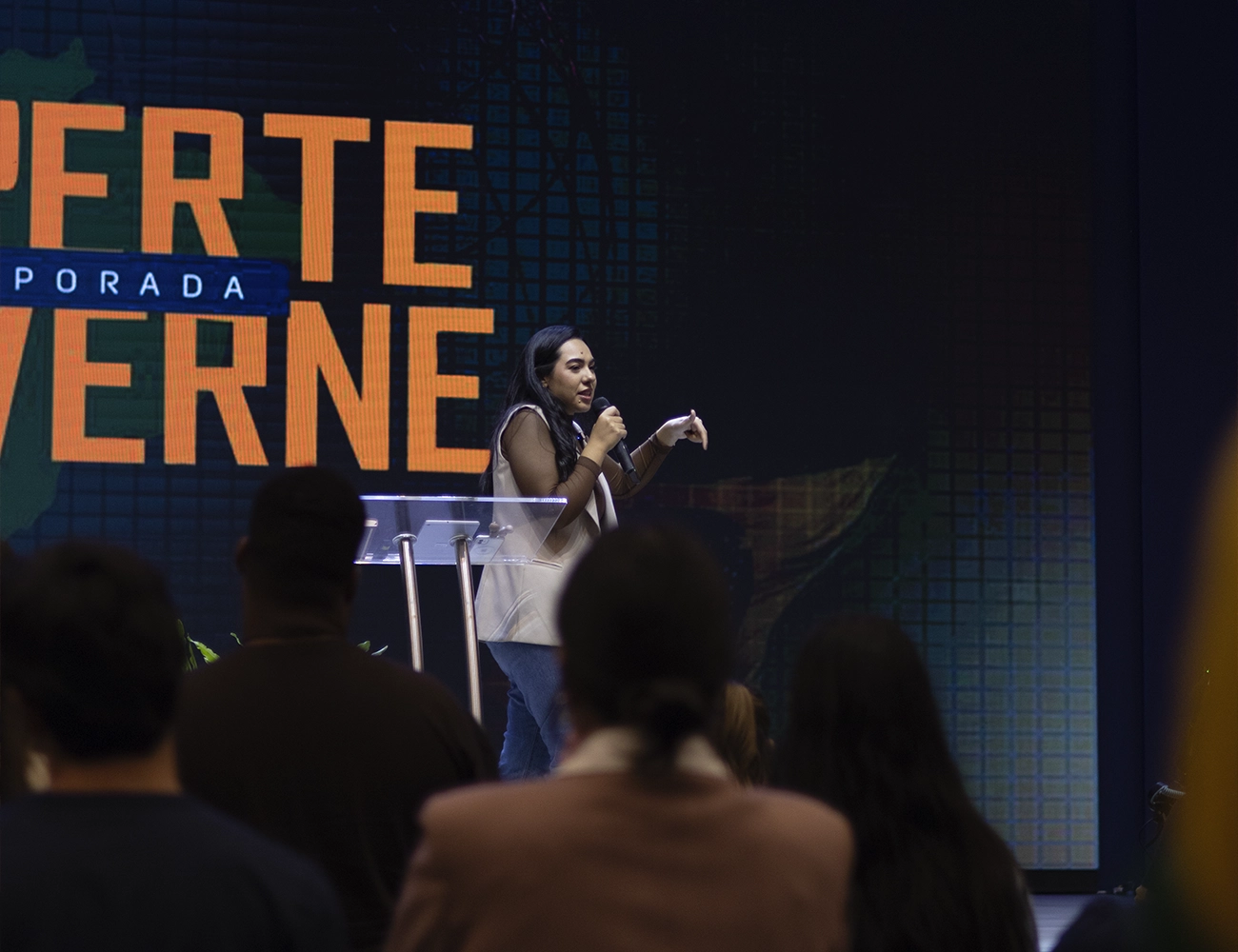 Cassy Monteiro palestrando no Desperte e Governe