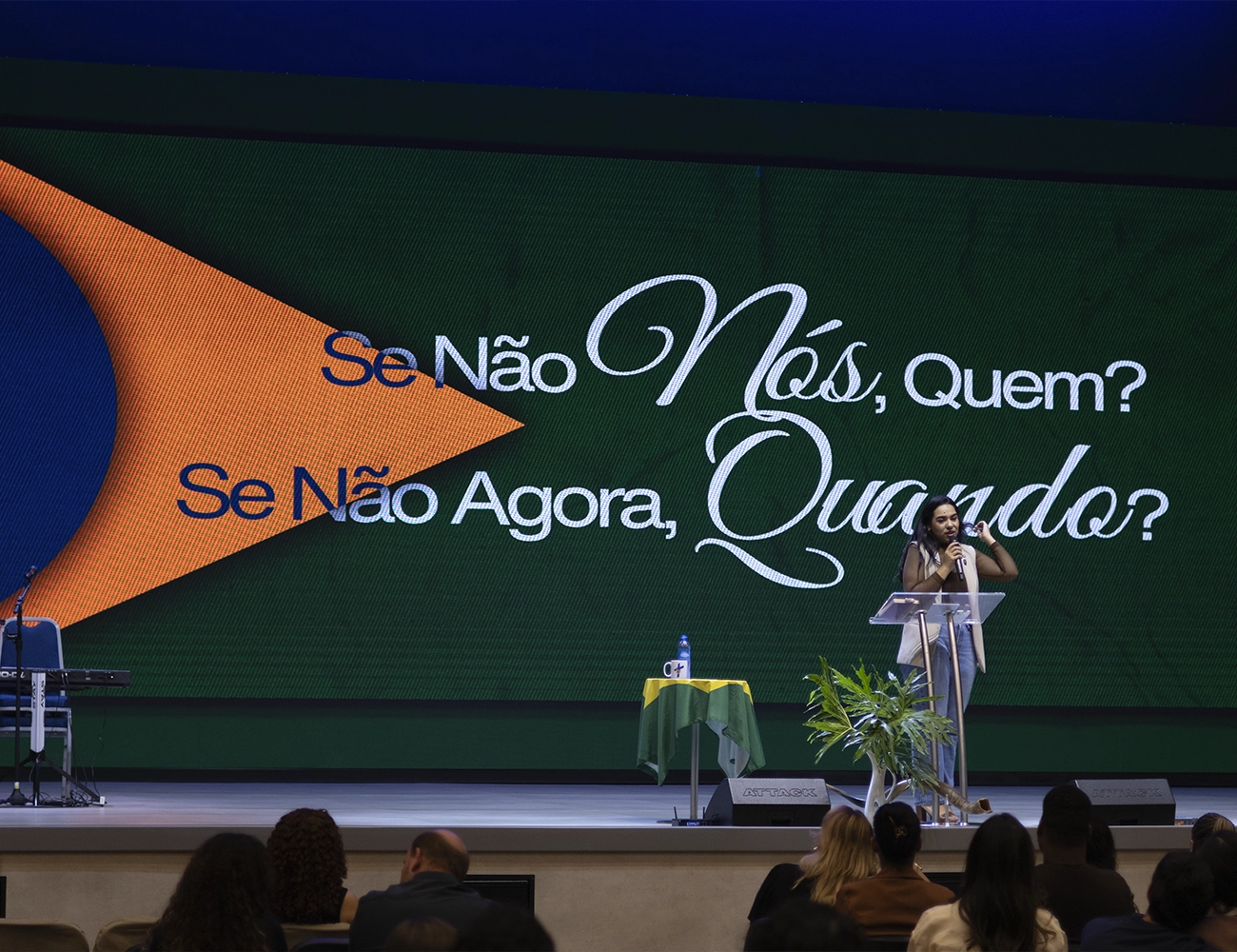Cassy Monteiro falando ao público