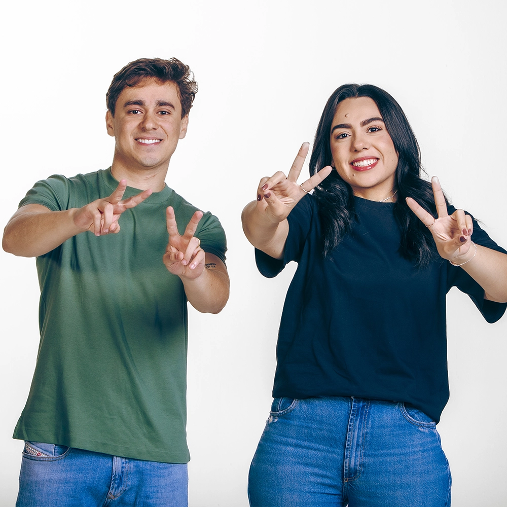 Nikolas Ferreira e Cassy Monteiro fazendo o número 22 com as mãos