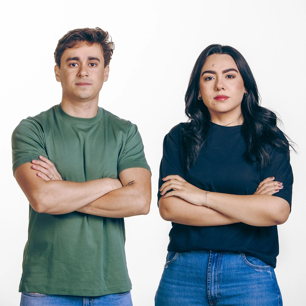 Nikolas Ferreira e Cassy Monteiro de braços cruzados