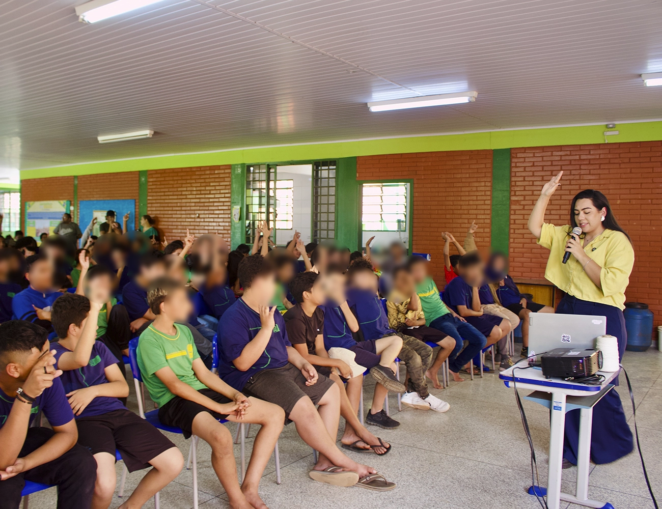 Cassy Monteiro em atividade com jovens estudantes