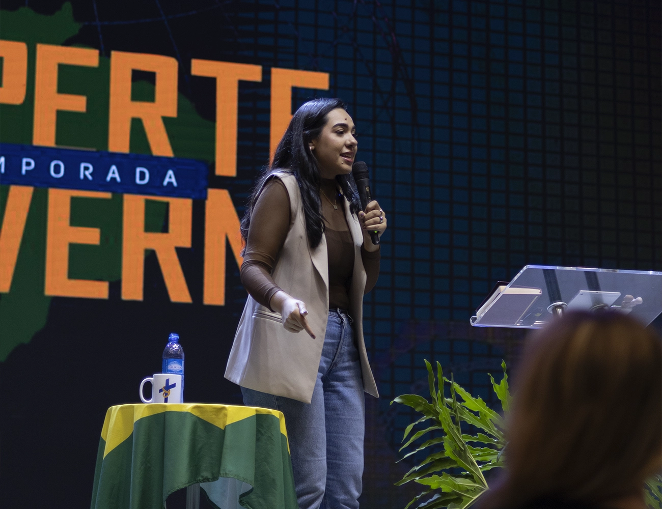 Cassy Monteiro palestrando no Instituto Desperte e Governe