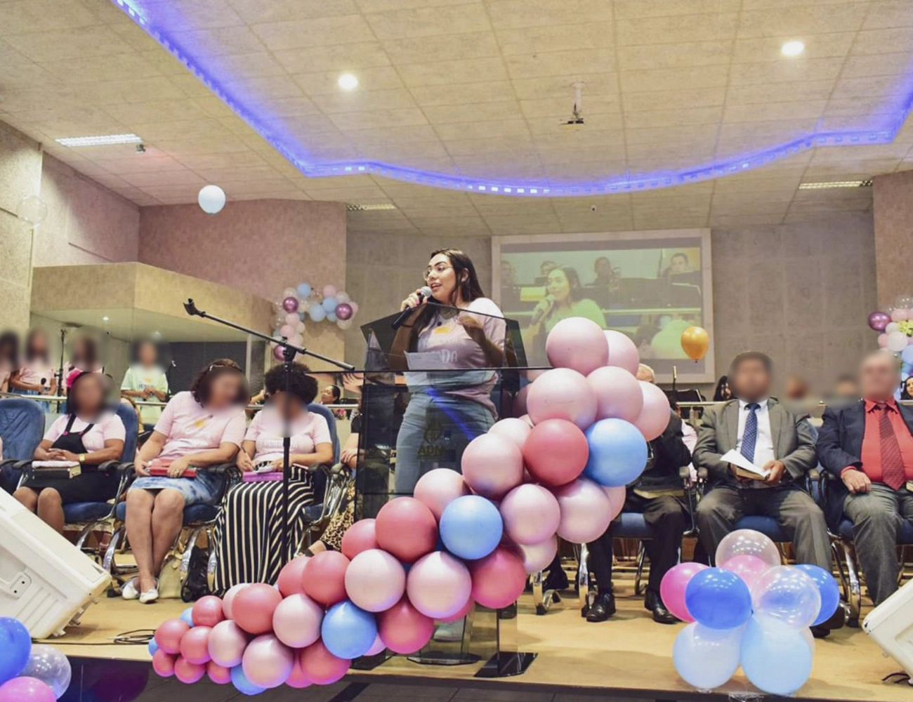 Cassy Monteiro discursando em evento de defesa dos espaços femininos